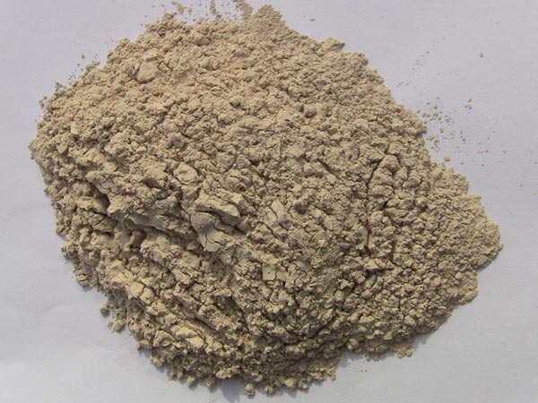 礬土性質(zhì) 礬土主要成分是氧化鋁，為煉鋁和耐火材料的主要原料。白色或灰白色，因含鐵而呈褐黃或淺紅色。密度3.45g/cm3，硬度1～3，不透明，質(zhì)脆。極難熔化，不溶于水，能溶于硫酸、氫氧化鈉溶液。 地區(qū)分布 中國(guó)鋁土礦資源比較豐富，在全國(guó)18個(gè)省、自治區(qū)、直轄市已查明鋁土礦產(chǎn)地205處，其中大型產(chǎn)地72處（不包括臺(tái)灣），主要分布在山西、山東、河北、河南、貴州、四川、廣西、遼寧、湖南等地。 投資前景 1.可用于煉鋁工業(yè)。用于國(guó)防、航空、汽車、電器、化工、日常生活用品等。 2.可用于精密鑄造。礬土熟料加工成細(xì)粉做成鑄模后精鑄。用于軍工、航天、通訊、儀表、機(jī)械及醫(yī)療器械部門。 3.可用于耐火制品。高鋁礬土熟料耐火度高達(dá)1780℃，化學(xué)穩(wěn)定性強(qiáng)、物理性能良好。 4.硅酸鋁耐火纖維。用于鋼鐵、有色冶金、電子、石油、化工、宇航、原子能、國(guó)防等多種工業(yè)，消防人員可用耐火纖維布做成衣服。 5.制造礬土水泥、研磨材料、陶瓷工業(yè)以及化學(xué)工業(yè)可制鋁的各種化合物。 鋁礬土磨粉制備 鋁礬土粉是選用煅燒過的熟鋁礬土礦石用雷蒙磨加工制成的細(xì)粉，粒度通常為100目-325目，在耐火材料行業(yè)得到了廣泛的應(yīng)用。通常加工的流程為先經(jīng)顎式破碎機(jī)進(jìn)行破碎，然后篩分進(jìn)入鋁礬土雷蒙磨或鋁礬土超細(xì)磨粉機(jī)中，進(jìn)行鋁礬土粉制備，使其應(yīng)用更加廣泛。