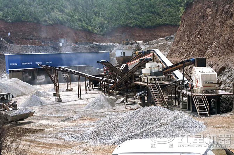 制砂設備生產現(xiàn)場，反擊破搭配制砂機，破碎軟料